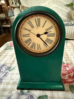 Ziro Green Wood Tabletop Mantel Clock Roman Numerals